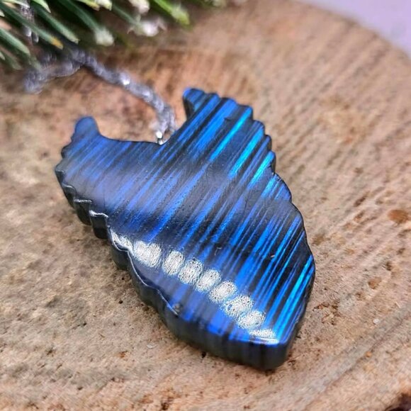Nature Labradorite Carved Flashy Angel Wing Pendant Necklace - Picture 3 of 9